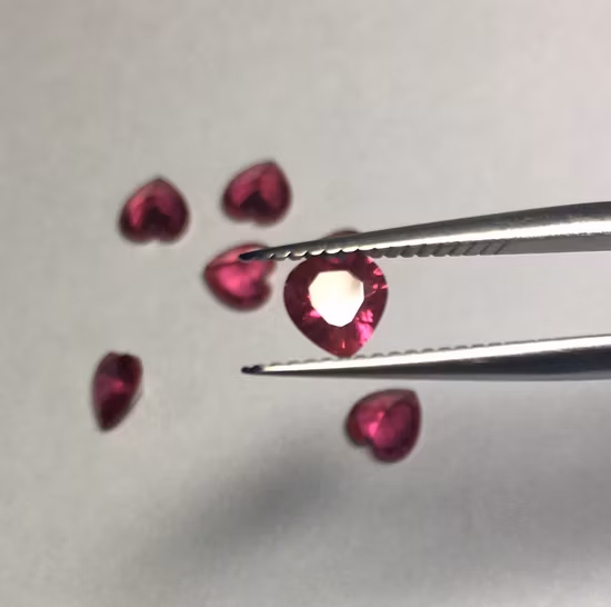 5# Pietre preziose di rubino corindone create in laboratorio a forma di cuore rosso per la creazione di gioielli